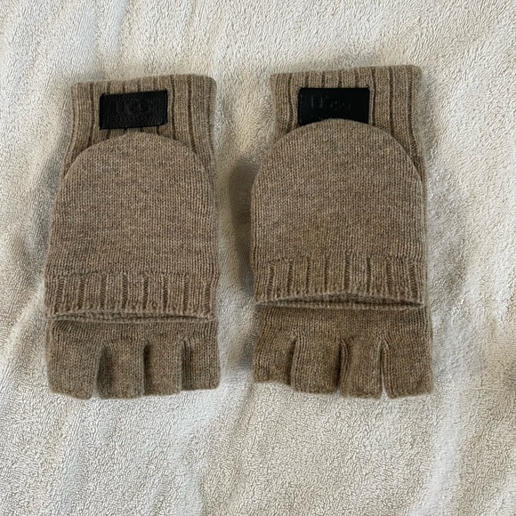 UGG Other - UGG Knit Flip Mitten with Recycled Microfur Lining